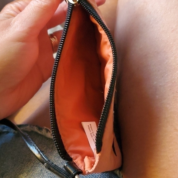 FRIENDS - LOVE ONE ANOTHER Little Purse - Picture 4 of 6